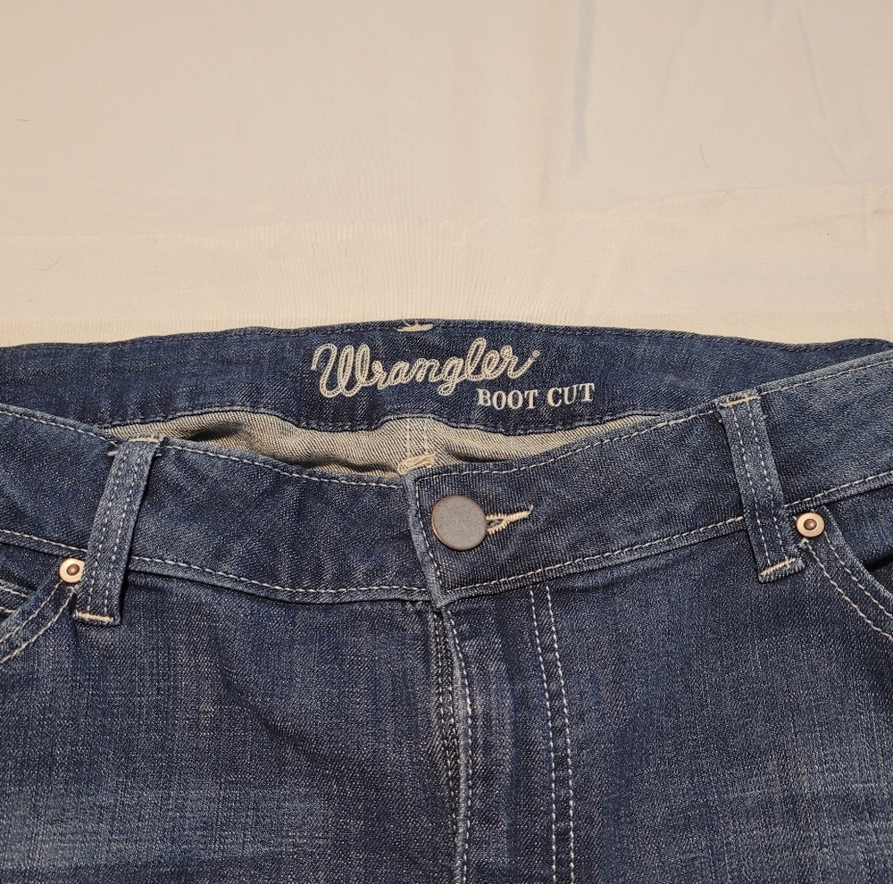 Wrangler Women's Boot Cut Jeans in Classic Blue - Picture 3 of 4